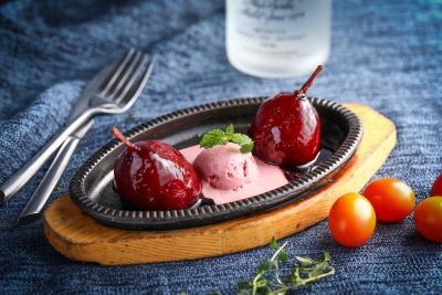 法式红酒烩梨配草莓冰霜
